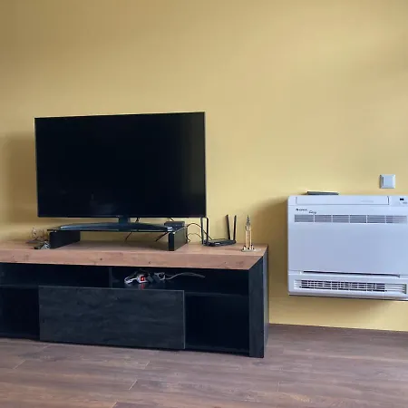 Victor's , With Private Parking شقة